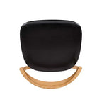 Chaise de salle à manger empilable Raven 20.5 en bois de chêne sculpté, brun naturel chaud et revêtement en similicuir noir