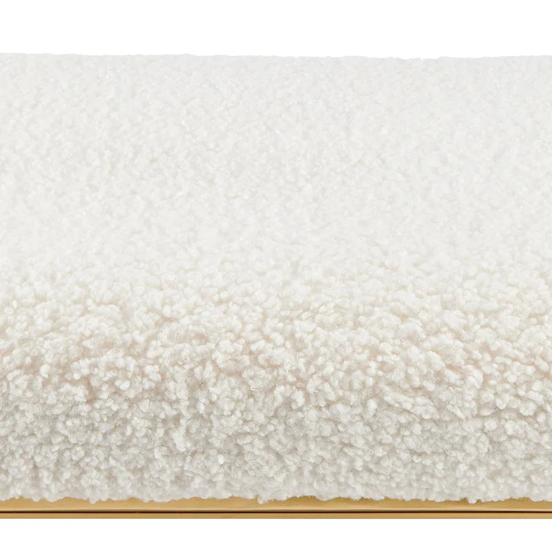 Banc en tissu frisly et peau de mouton avec étagère