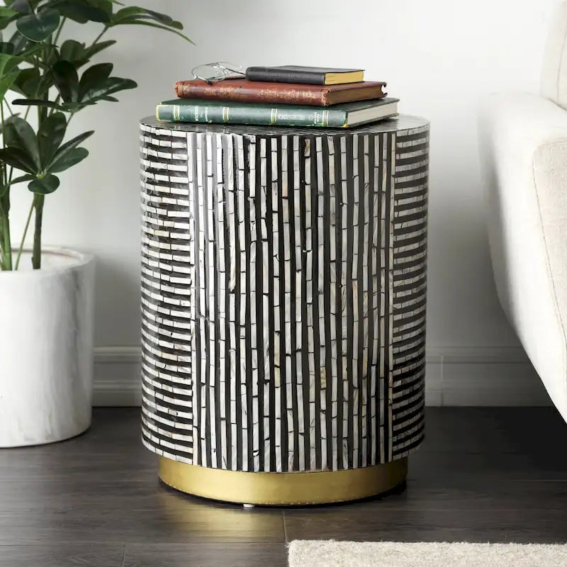 Table d'appoint en nacre avec base dorée et motifs géométriques - Blanc, Gris ou Noir - Roche River Decor
