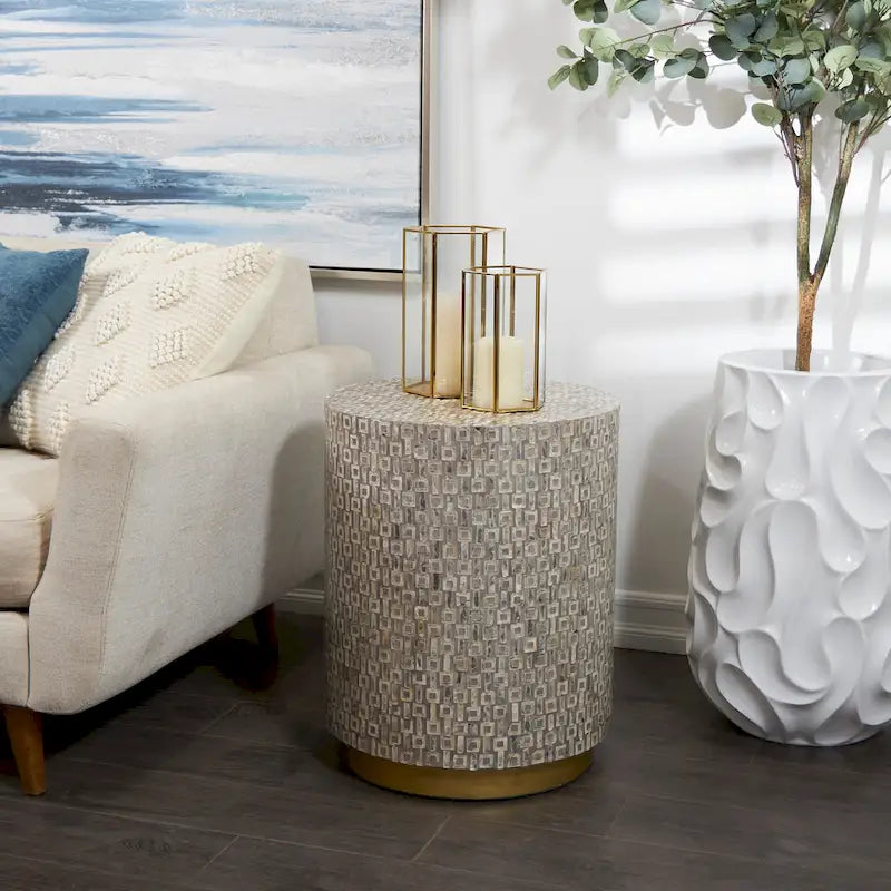 Table d'appoint en nacre avec base dorée et motifs géométriques - Blanc, Gris ou Noir - Roche River Decor