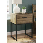 Signature Design by Ashley Deanlow Honey, tête de lit à panneaux avec commode et table de chevet