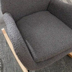 Fauteuil à bascule en tissu rembourré avec dossier haut et accoudoirs