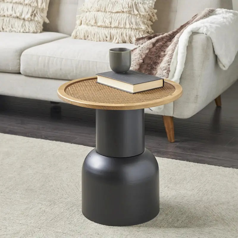 Table d'appoint ou de chevet piédestal fabriquée à la main en métal avec plateau en rotin marron - Noir - Roche River Decor